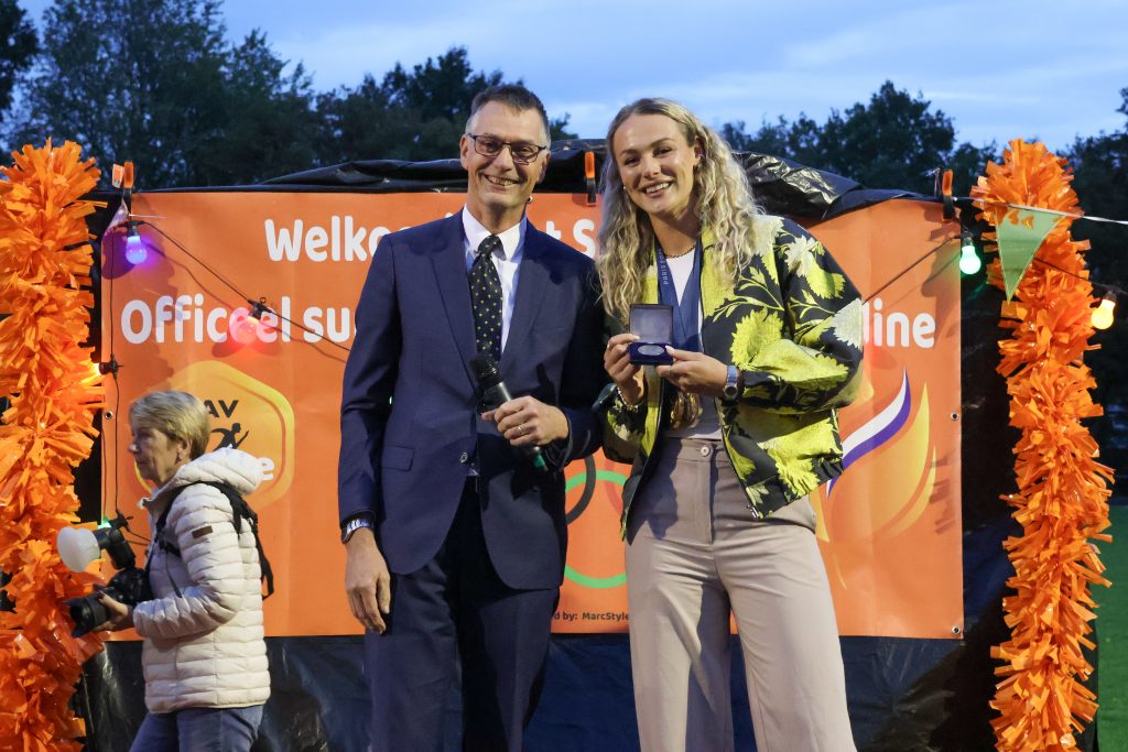 Lieke klaver ontvangt zilveren stadspenning van Enkhuizen van wethouder Win Bijman