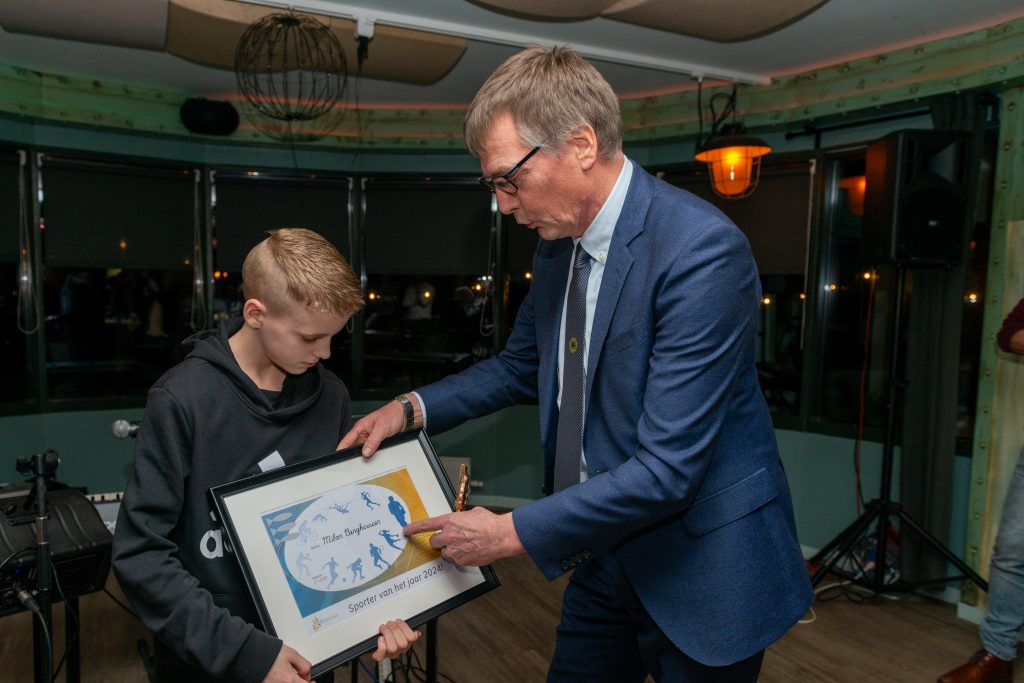 Wethouder Bijman overhandigde de prijs voor de beste sporter van 2024 aan de tienjarige Milan Berghouwer.