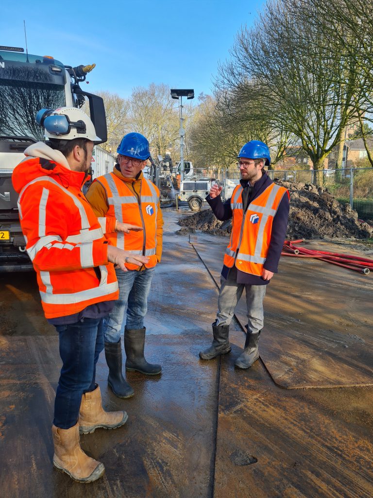 Samen met wethouders Nico Slagter en Thijs Visser worden de werkzaamheden besproken. 