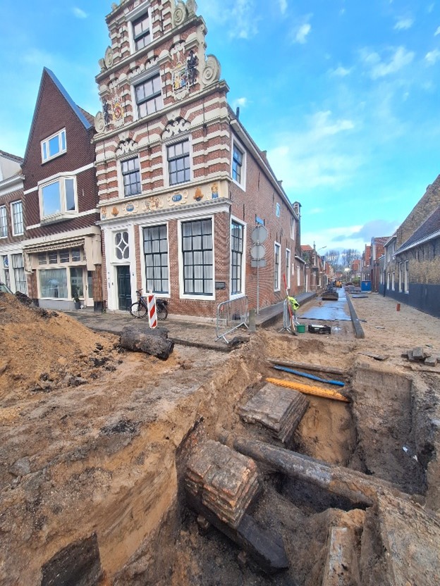 De fundering van de oostmuur van de Westerpoort. De noordmuur ligt onder de voorgevel van het pand met de fraaie gevel (Westerstraat 158 uit 1617).