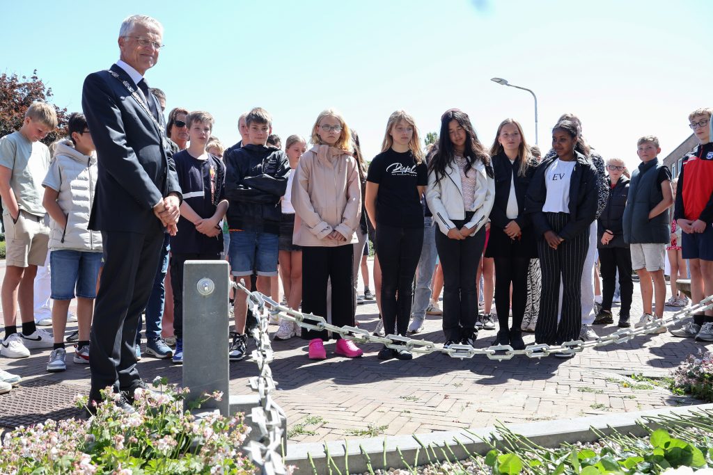 Bij het monument houdt de burgemeester met de leerlingen 2 minuten stilte