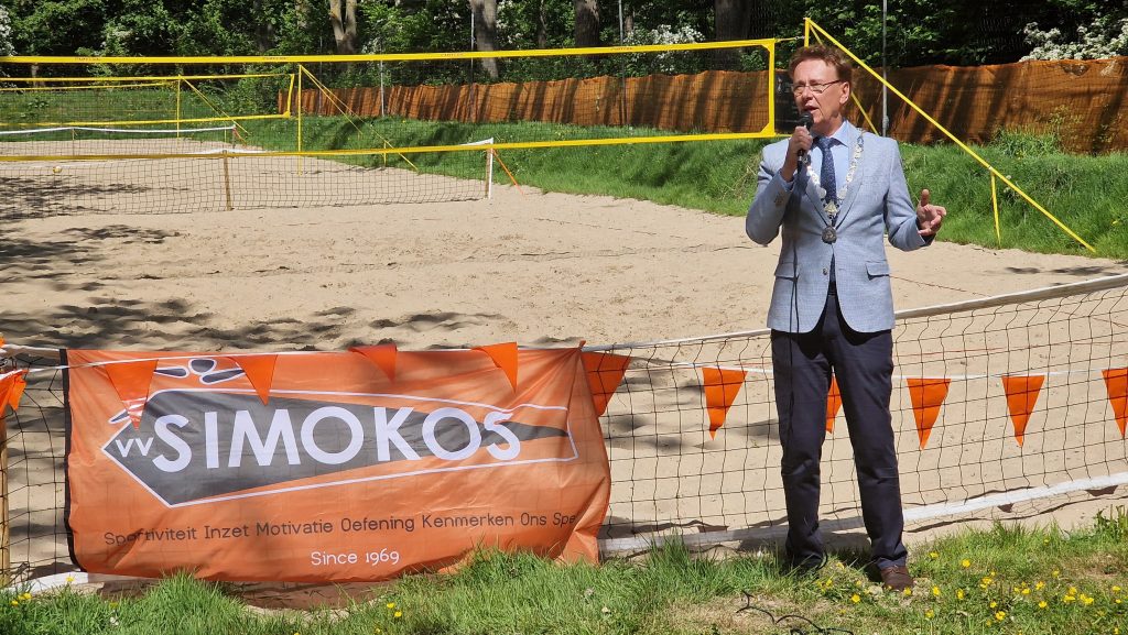 Burgemeester Ronald Wortelboer opent de velden met een woordje.