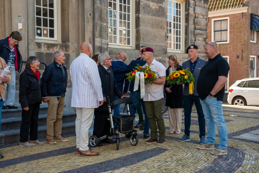 Burgemeester Hoekstra-Sikkema ontvangt de veteranen in het Stadhuis