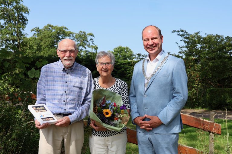 Burgemeester Diepstraten staat naast echtpaar Brouwer-Elskamp