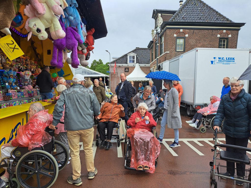 Inwoners van de Bosman staan met de burgemeester op de kermis