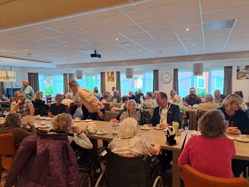 In de Bosman zitten de inwoners nog even aan tafel met de burgemeester met een kopje koffie.