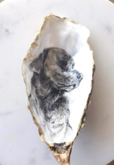 een realistische tekening van een hond die lijkt op een labrador in de schelp van een oester.