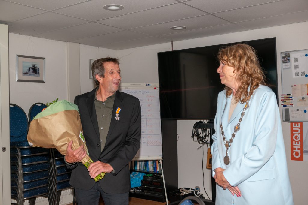 Burgemeester Jeltje Hoekstra-Sikkema staat naast meneer Folmer.