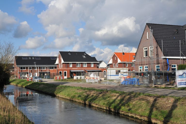 Nieuwe woningen in Westwoud langs het water.