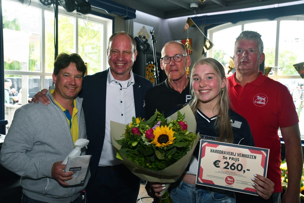De burgemeester staat met de winnaars op de foto.