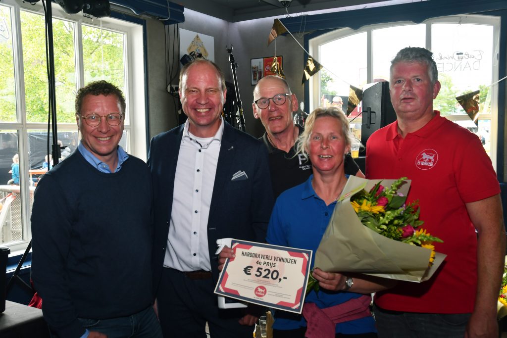 De burgemeester staat met de winnaars op de foto.