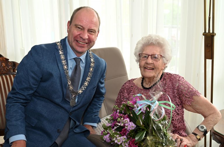 Links burgemeester Diepstrate, rechts mevrouw Pragt-Schipper