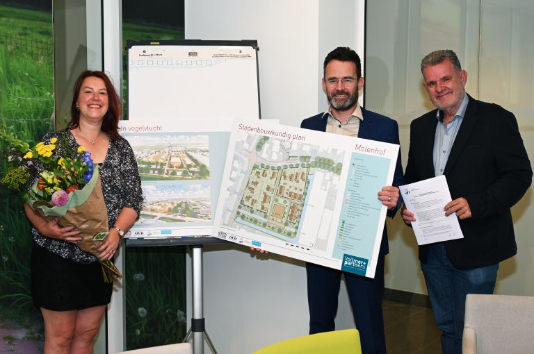 Met de plannen voor het Molenhof staan vertegenwoordigers van OVD Vastgoedontwikkeling, STED Development met wethouder Marcel ten Have.