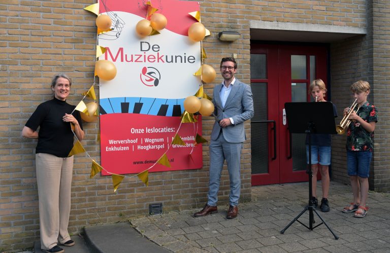 Onthulling bord Muziekunie met twee jonge trompisten.
