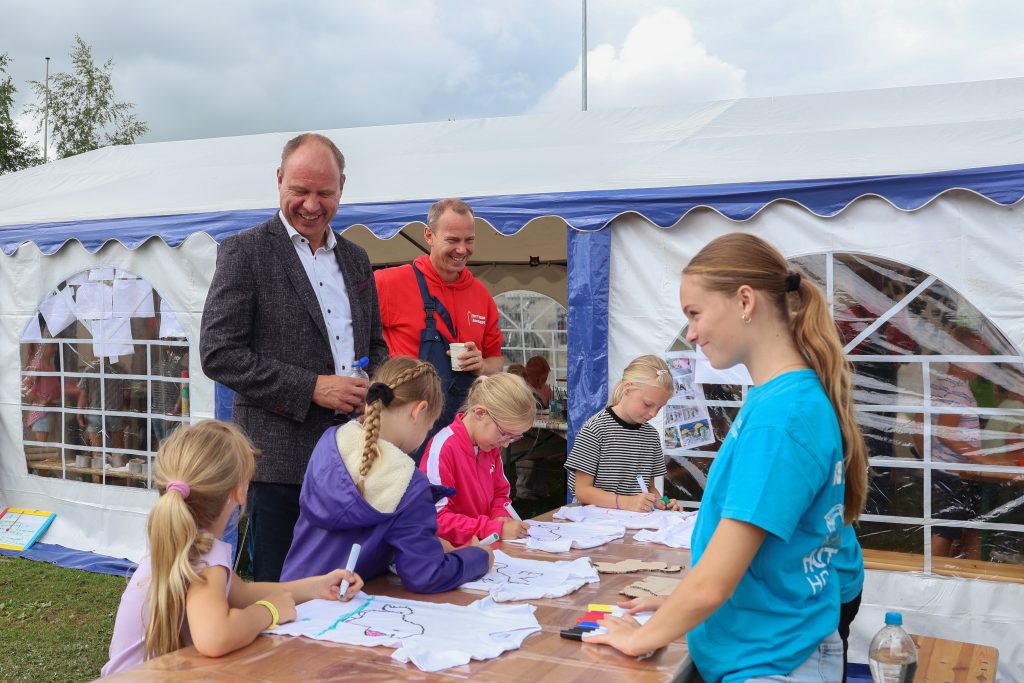 Burgemeester Bram Diepstraten kijkt bij het tekenen.