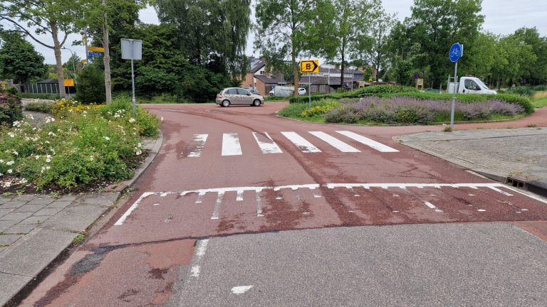 een foto van het kruispunt Bovenakker-Sluisweg voor de verhoging