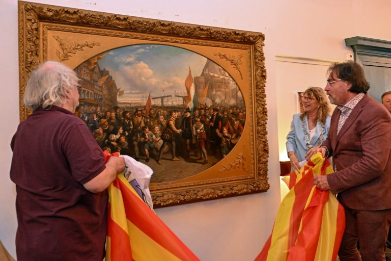 Het schilderij wordt onthuld door burgemeester Jeltje Hoekstra, Klaas Koeman van historische vereniging Oud Enkhuizen en museumdirecteur Ad Geerdink