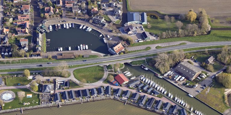 Een luchtfoto van de N307 ter hoogte van Broekerhaven.