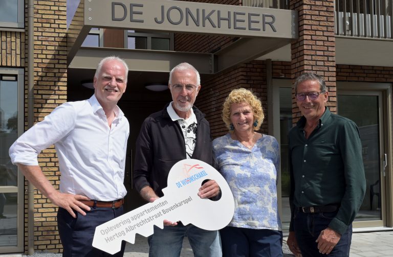 Op de foto van links naar rechts: Albert Gieling, directeur De Woonschakel, de heer en mevrouw Groenewoud met de symbolische sleutel, wethouder Nico Slagter.