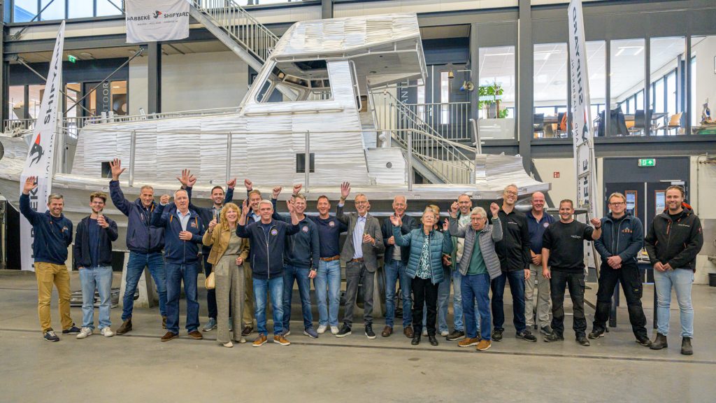 Burgemeester Jeltje Hoekstra-Sikkema staat met de donateurs en anderen van KNRM voor het nieuwe schip. 