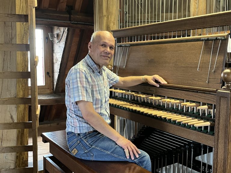 Frits Reynaert achter het carillon