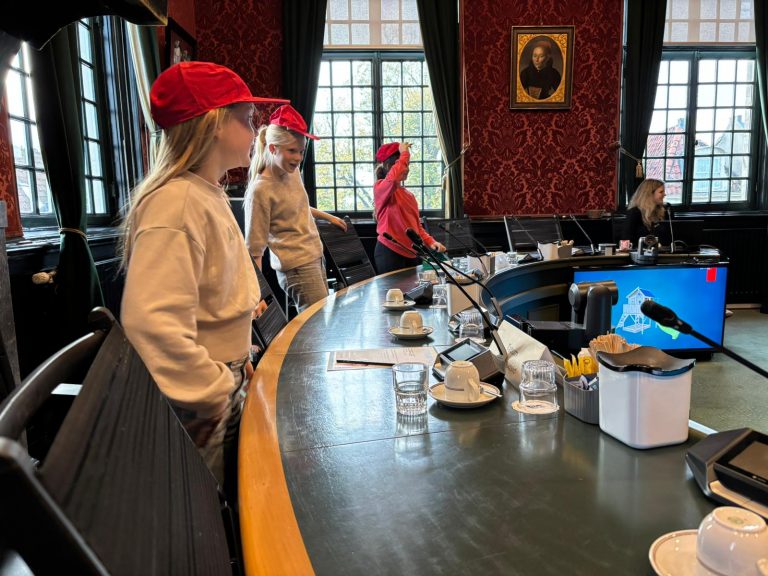de kindergemeenteraad bespreekt met het spel 'petje op, petje af' over de speeltoestellen in Enkhuizen