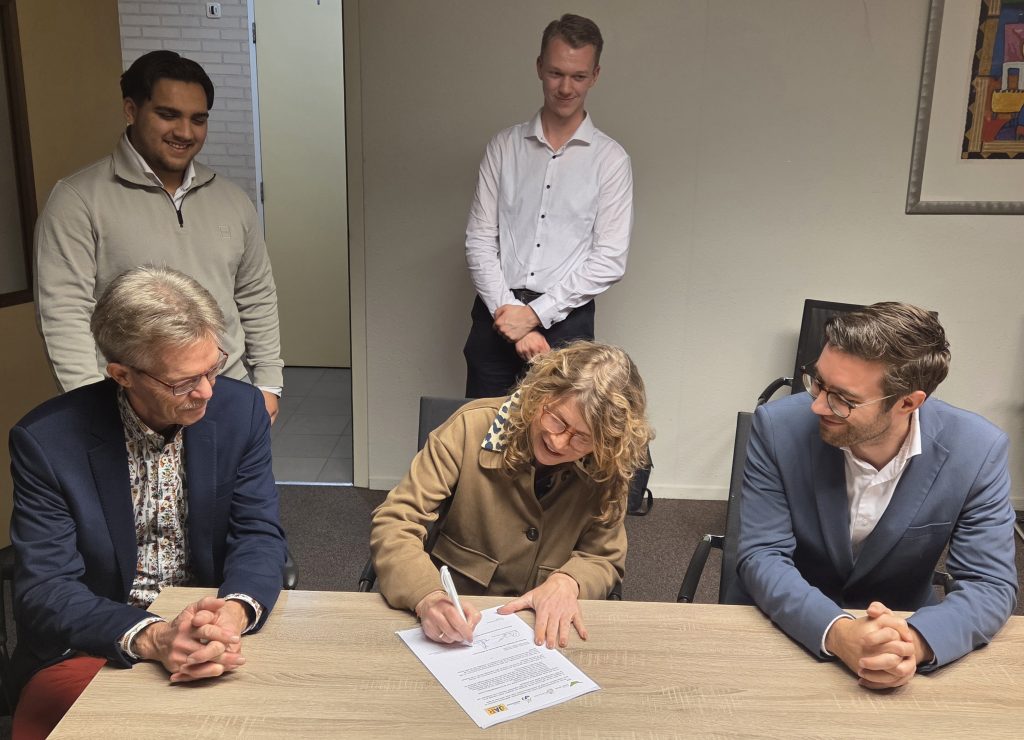 Wethouder Thijs Visser van Stede Broec, burgemeester Jeltje Hoekstra-Sikkema van Enkhuizen en wethouder Sjon Wagenaar van Drechterland ondertekenen de samenwerkingsafspraken met de jongerenadviesraad voor de drie gemeenten voor de komende 4 jaar.