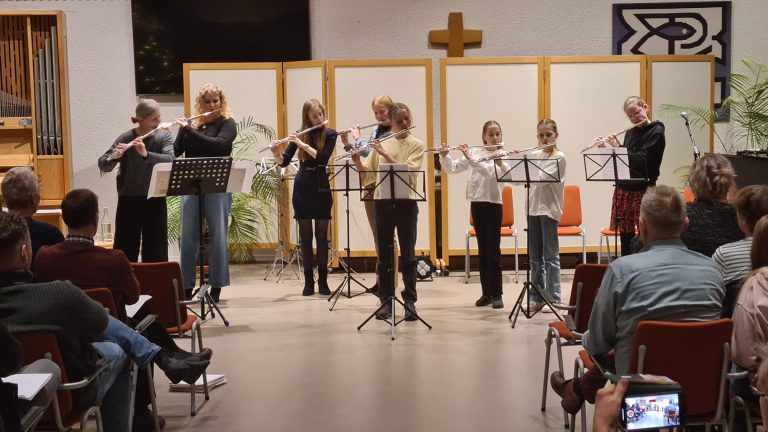de fluitensemble van de Muziekunie tijdens een voorstelling.
