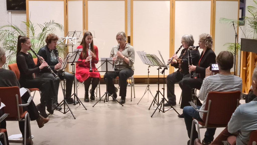 Het klarinet ensamble van de Muziekunie tijdens een voorstelling.