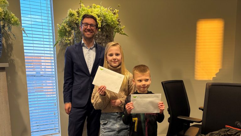 Thijs Visser met de winnaars van de eerste prijs.