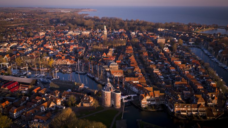 Luchtfoto van Enkhuizen in een ondergaande of opkomende zon
