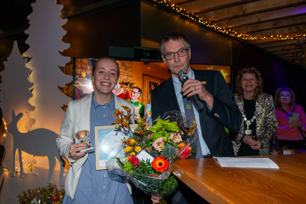 Wethouder Bijman met de sporter Eline van Langen