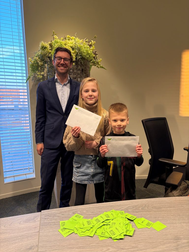 Thijs Visser met de winnaars van de eerste prijs.