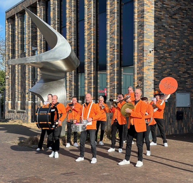 Burgemeester Bram Diepstraten geeft de sleutel aan carnavalsverenigingen De Leste Stuiver en De Bloc
