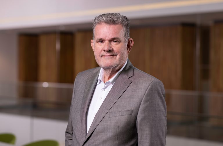 Wethouder Marcel ten Have in een portretfoto van zijn hoofd tot zijn middel in een pak.