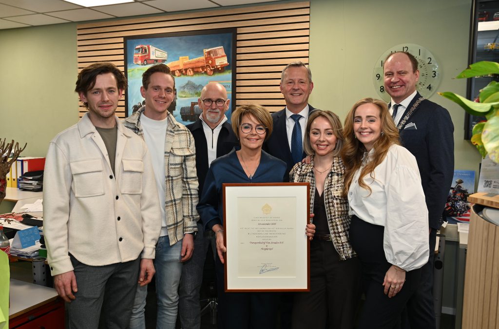 Commissaris van de Koning, Arthur van Dijk, burgemeester Bram Diepstraten en familie Van Straalen staan met de predicaat van Hofleverancier transportbedrijf van Straalen B.V.