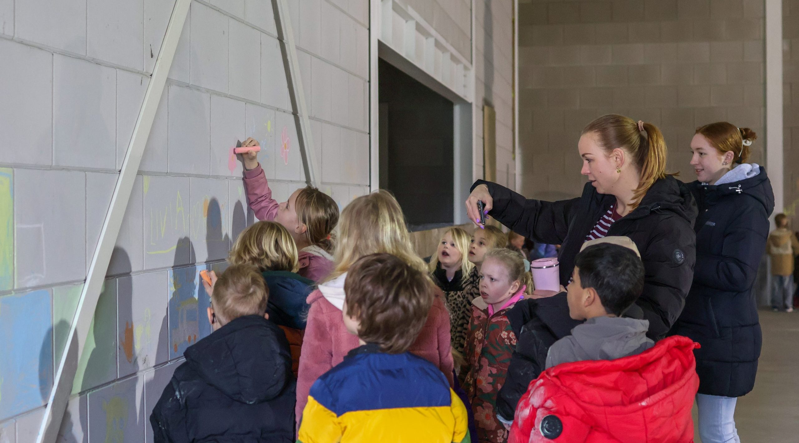 Kinderen tekenen toekomstdromen in gymzaal nieuwe MFA Schellinkhout