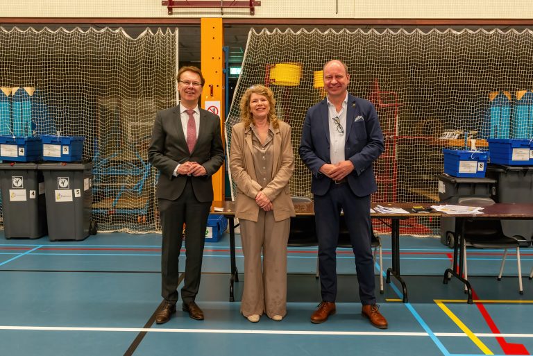 van links naar rechts: Burgemeesters Ronald Wortelboer, Jeltje Hoekstra-Sikkema en Bram Diepstraten in De Drecht.