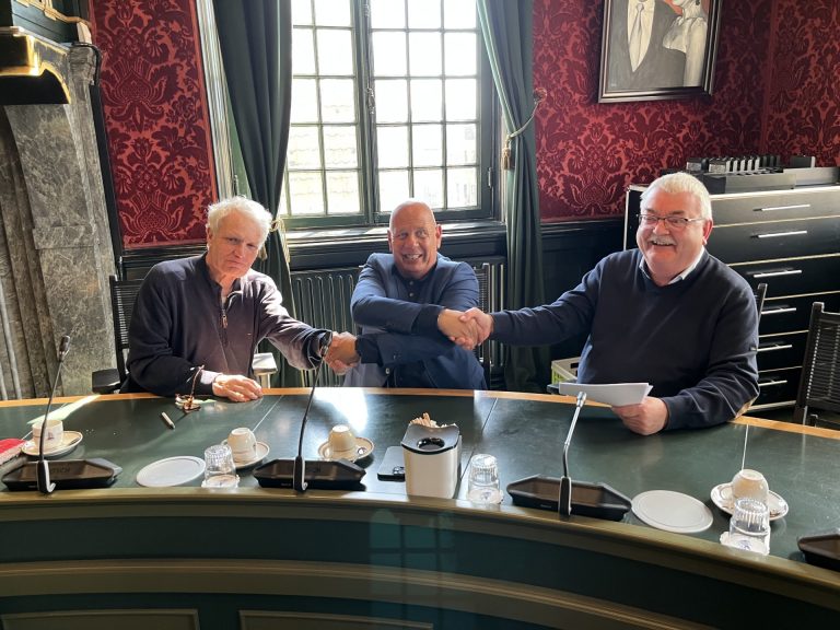 Wethouder Jan Franx schudt de handen met Buurtwarmte.