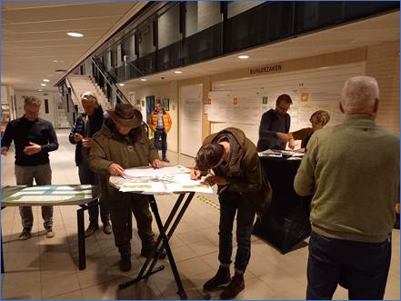 Inloopbijeenkomst in de hal van gemeentehuis Stede Broec.